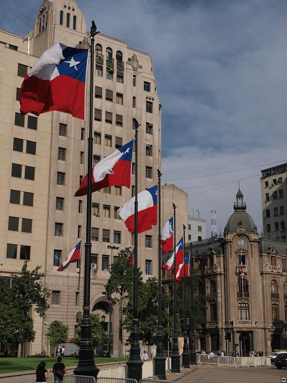 Santiago - u prezidentskeho palace Moneda2.jpg